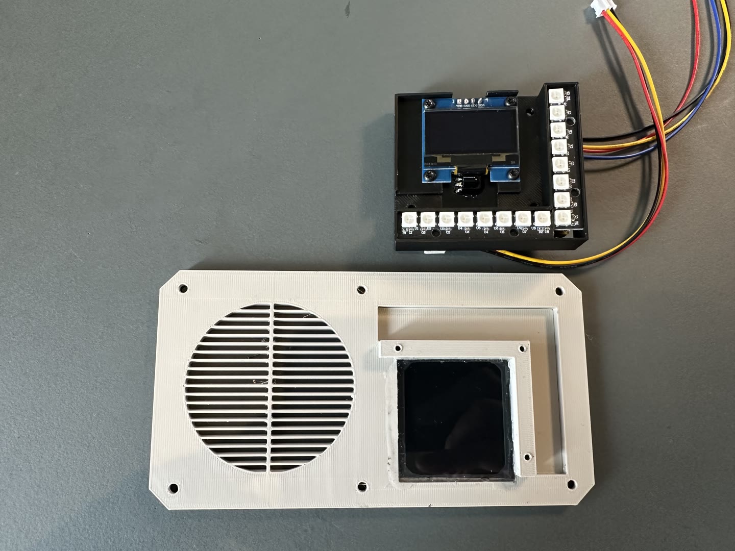 Display, Status-LEDs und Frontmodul vor dem Einbau