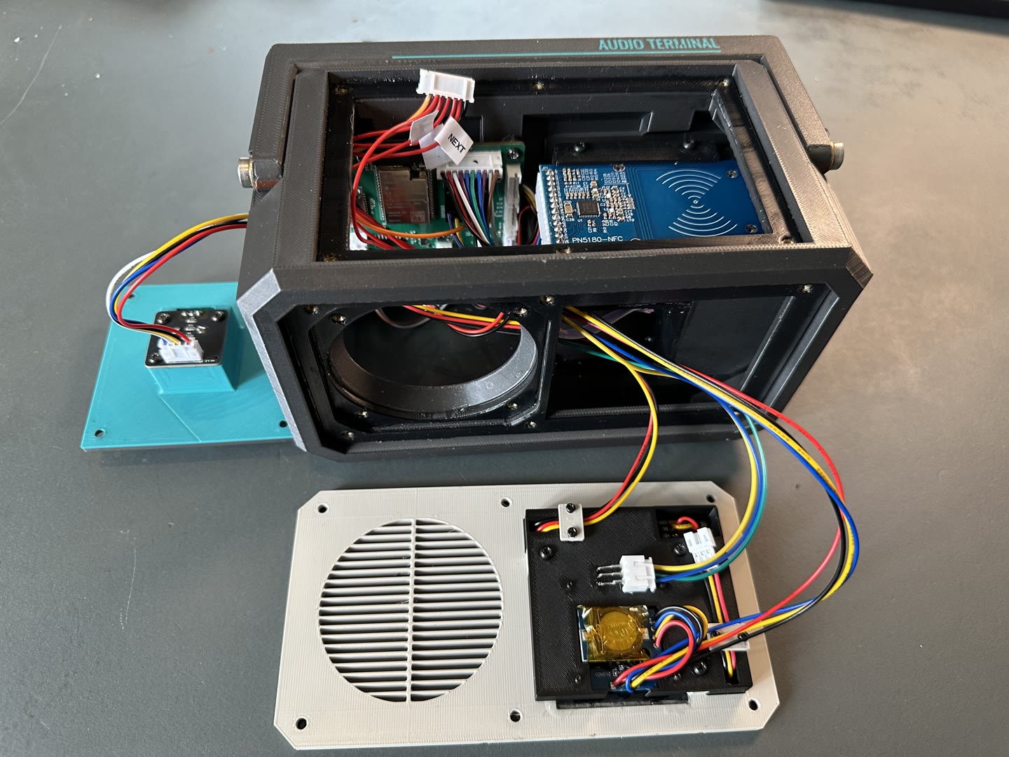 Offenes AT-1-Gehäuse mit Lautsprecher, RFID-Leser und Elektronik
