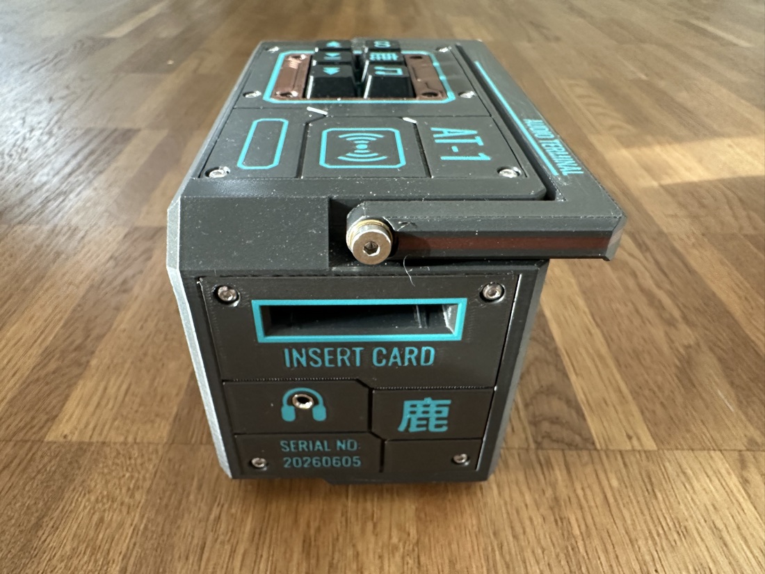 Seitlicher RFID-Kartenschacht und Kopfhöreranschluss des AT-1