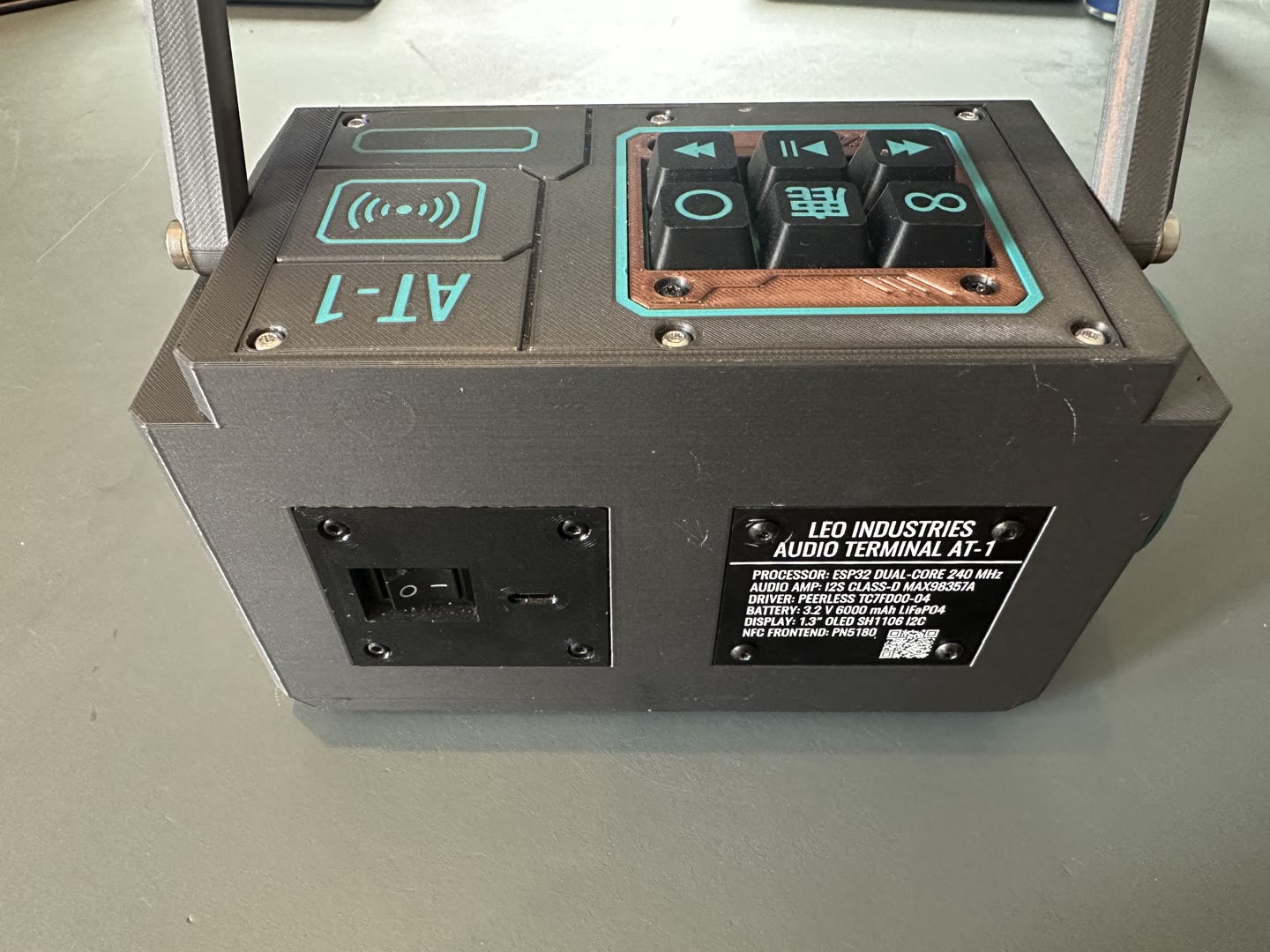Rückseite des AT-1 mit Stromschalter, USB-Anschluss und Typenschild